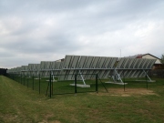 Oplocení fotovoltaické elektrárny HARTL HAUS Holzindustrie GmbH, Echsenbach (Rakousko)